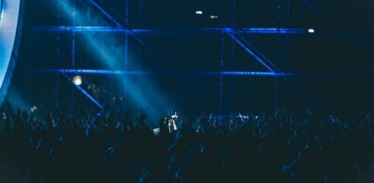 Hands up - Source Image: Unsplash.com / Austin Neill
