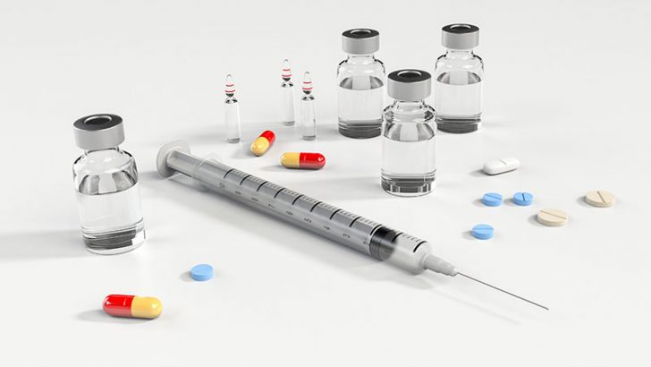 Pharma (c) 2016 Pixabay / qimono https://pixabay.com/en/syringe-pill-bottle-morphine-small-1884784/