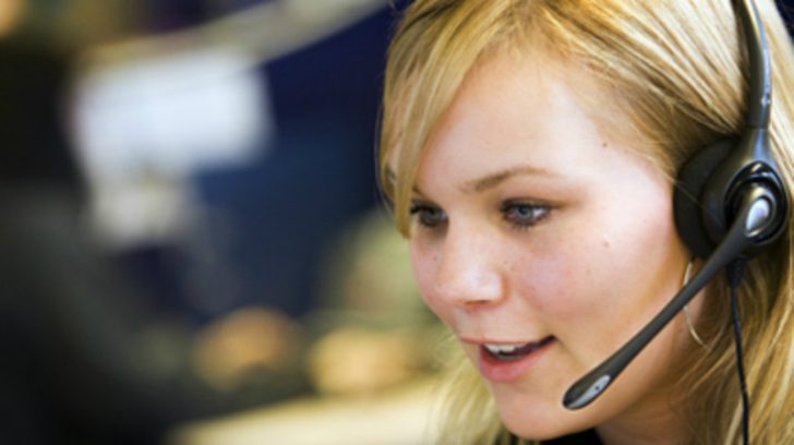 A woman working in a call centre By Dutch central government [CC0], via Wikimedia Commons