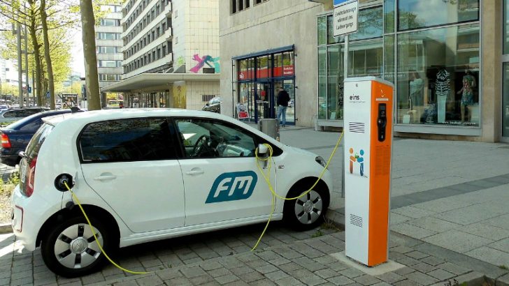 Electric vehicle (https://pixabay.com/en/electric-vehicle-charging-station-1394335/)