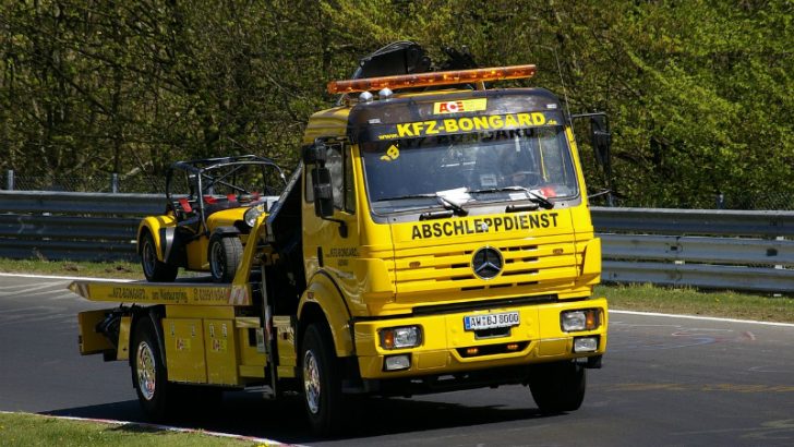 Towing services (https://pixabay.com/en/towing-service-nordschleife-1174901/)