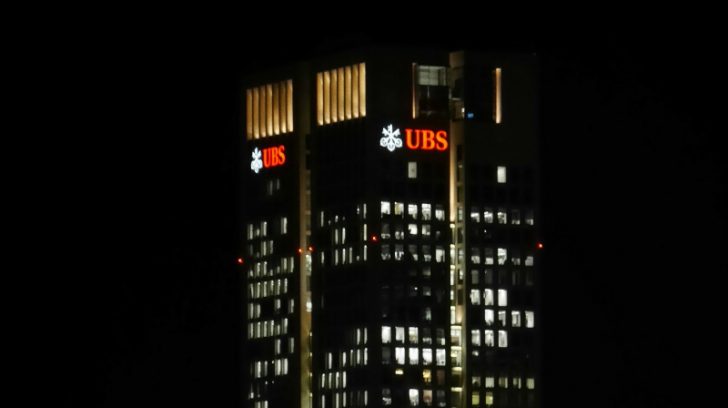 UBS (https://pixabay.com/en/frankfurt-city-traffic-streets-273729/)