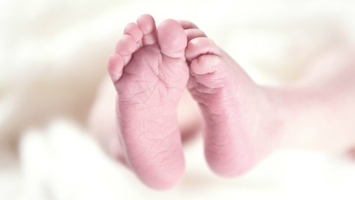 Birth (https://pixabay.com/en/baby-ten-small-newborn-feet-child-256857/)