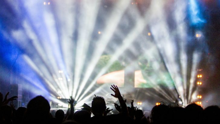 Concert (https://pixabay.com/en/concert-performance-audience-336695/)