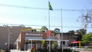 McDonald's na Avenida Rondon Pacheco, no centro de Uberlândia. By will7 [CC BY-SA 3.0 (https://creativecommons.org/licenses/by-sa/3.0)], via Wikimedia Commons