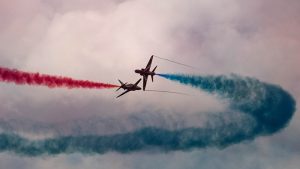 The Red Arrows : image sauce - Unsplash.com/ Oliver Rowley