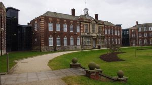 Hull Univeristy Hull University by Ian Taylor, CC BY-SA 2.0 <https://creativecommons.org/licenses/by-sa/2.0>, via Wikimedia Commons