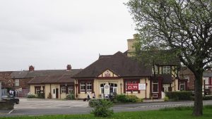 Toby Carvery, Queens Drive, Stoneycroft (1).JPG Image Credit: Rept0n1x, CC BY-SA 3.0 https://commons.wikimedia.org/wiki/File:Toby_Carvery,_Queens_Drive,_Stoneycroft_%281%29.JPG 