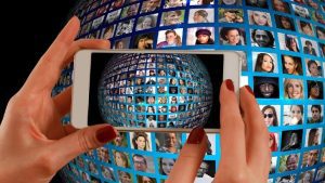 Talent global People Smartphone https://pixabay.com/illustrations/smartphone-hand-photomontage-faces-1445489/ Image by Gerd Altmann from Pixabay 
