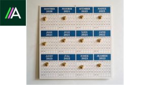 Calendario con pila de monedas representando pagos recurrentes mensuales
