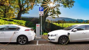 As UK Electric Vehicle Sales Boom, Infrastructure and Operational Management are Holding Back Fleet Electrification – Image by (Joenomias) Menno de Jong on Pixabay 